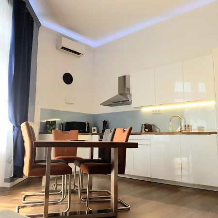 Luxurious Apartment With Balconies In Downtown Bp Budapest Luaran gambar