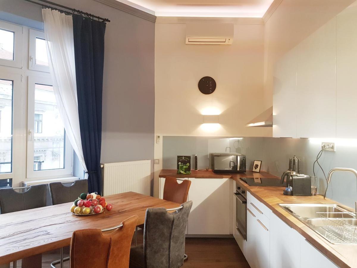 Luxurious Apartment With Balconies In Downtown Bp Budapest Luaran gambar