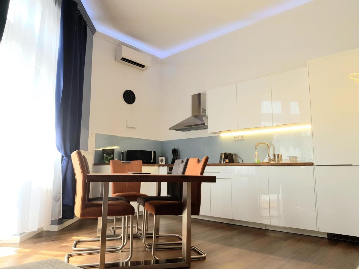 Luxurious Apartment With Balconies In Downtown Bp Budapest Luaran gambar