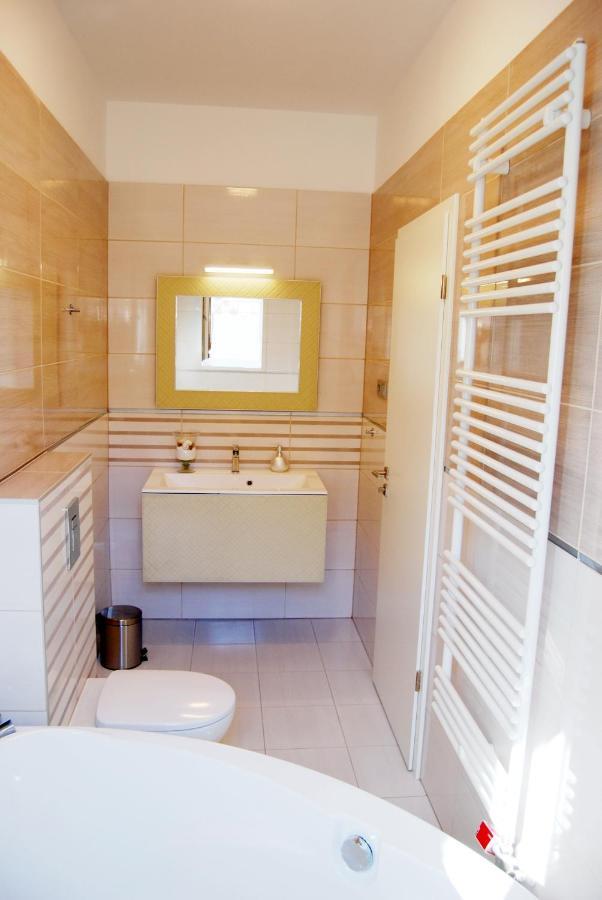 Luxurious Apartment With Balconies In Downtown Bp Budapest Luaran gambar